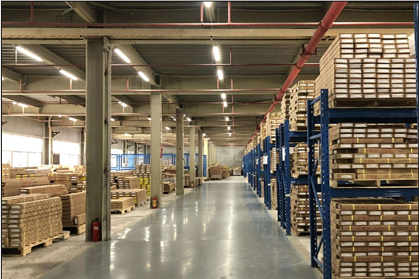 Our warehouse LED light fixtures are compactly designed to provide even and bright lighting for all types of storage environments. Durable materials ensure long-term use and optimize work efficiency.